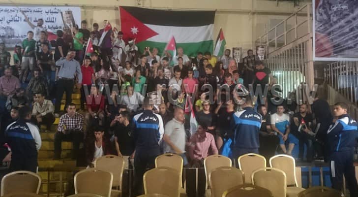 بالصور : الجماهير في صالة الامير راشد بانتظار وصول البطل الأولمبي أحمد أبو غوش