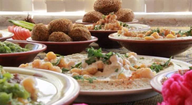الصناعة والتجارة تزود ضريبة الدخل بأسعار الماكولات الشعبية الجديدة