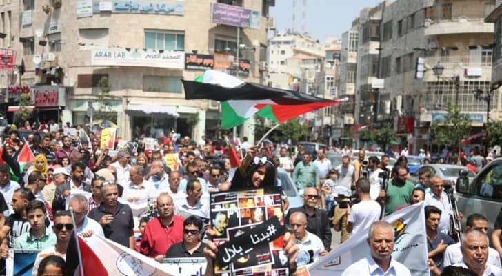 فلسطينيون يطالبون بالإفراج عن المضربين في سجون الاحتلال