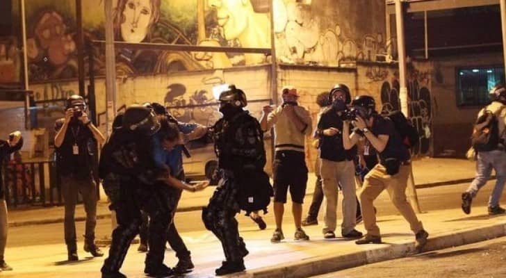 البرازيل.. متظاهرون يحرقون دمية للرئيس تامر في تابوت