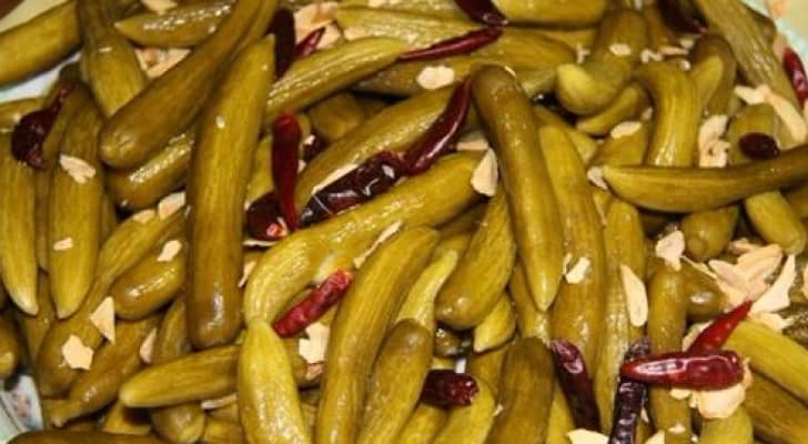 اتلاف طن من المخللات الفاسدة في اربد
