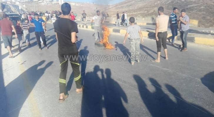 أعمال شغب عقب وفاة 3 أشخاص في اربد .. صور