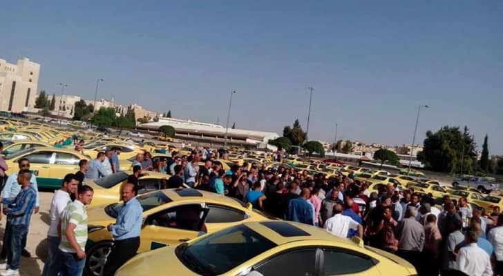 بالصور.. سائقو التكاسي يطالبون بتعديل الأجور