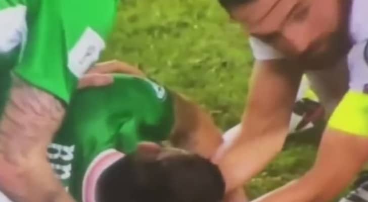 موقف إنساني.. قائد جورجيا ينقذ حياة لاعب إيرلندي .. فيديو