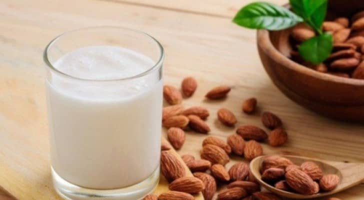 حليب اللوز ينصح بها العديد من خبراء التغذية كبديل صحي وملئ بالفوائد