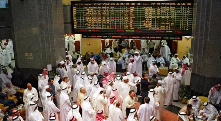 انخفضت أسهم بنك الرياض 2.13 في المئة، وأسهم الأهلي التجاري 1.12 في المئة 
