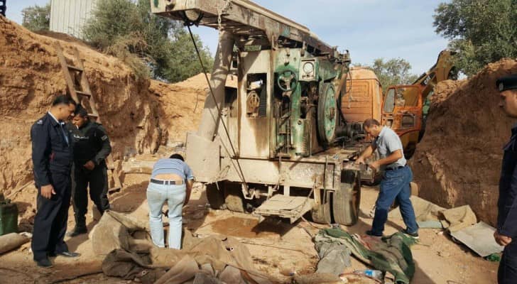 احدى الحفارات المخالفة اثناء قيامها بحفر بئر مخالف في منطقة الرمثا