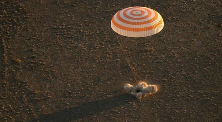  صورة تعبيرية للقفز بالمظلات