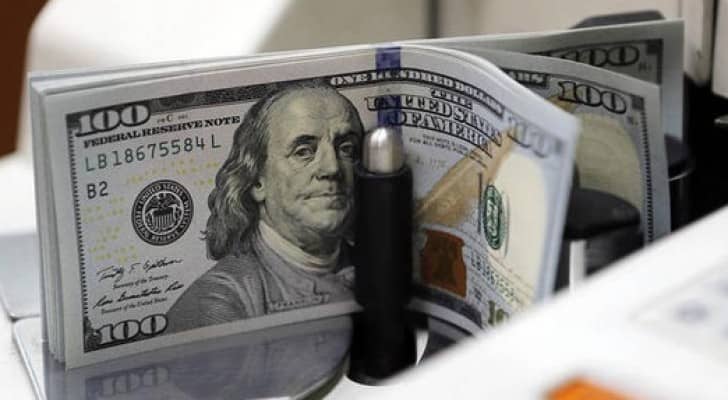 الدولار يبلغ أعلى مستوى في 7 أشهر بدعم مبيعات التجزئة