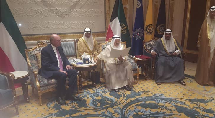 الفايز ينقل رسالة خطية من الملك إلى امير الكويت