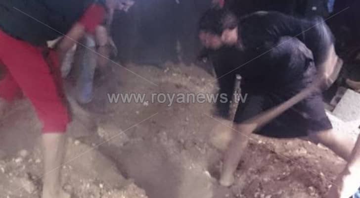 فتح قبر سيدة في الرمثا للتحقق من وفاتها .. صور