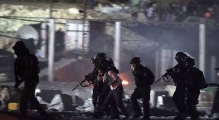 عناصر من الاحتلال يعتقلون فلسطينا - ارشيفية 