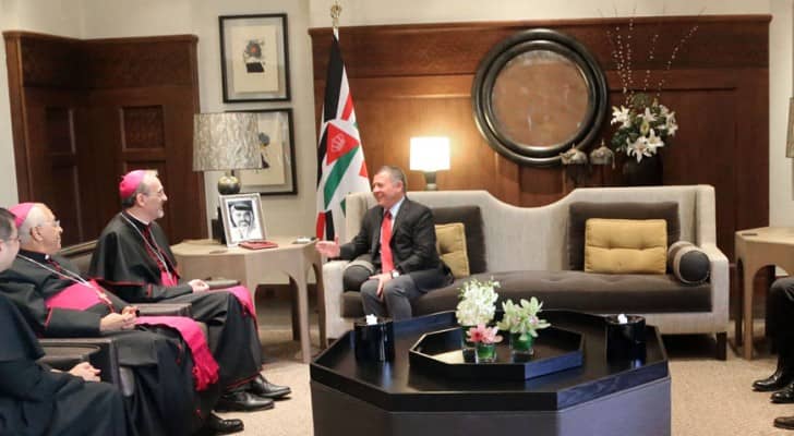 الملك يستقبل المدبر الرسولي للبطريركية اللاتينية في قصر الحسينية