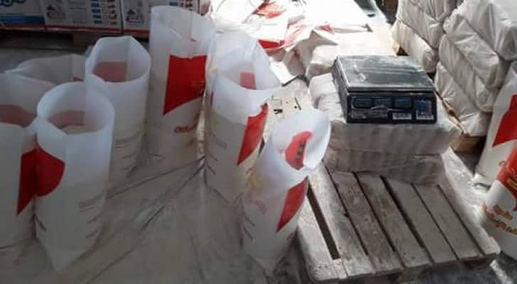 جانب من المواد التي ضبطت داخل المستودع 