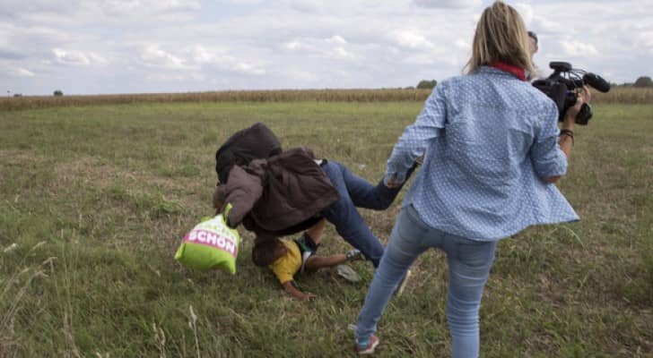 معرقلة اللاجئين الهنغارية تفوز بجائزة صحفية مهمة 