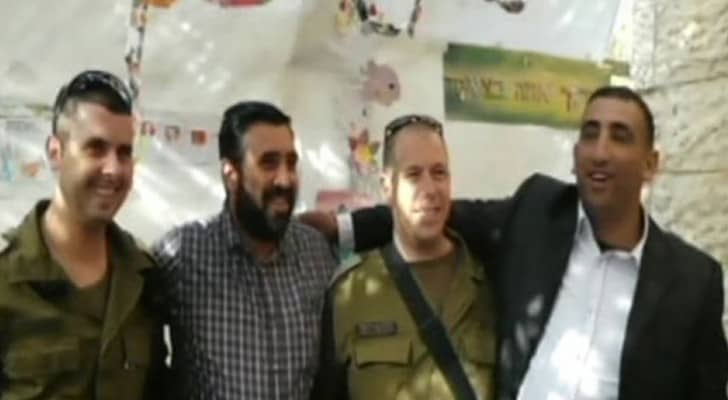 الفلسطينيون الأربعة في صور ة نشرها المستوطنون بعد اشتراكهم في  مأدبة الطعام بالمستوطنة 
