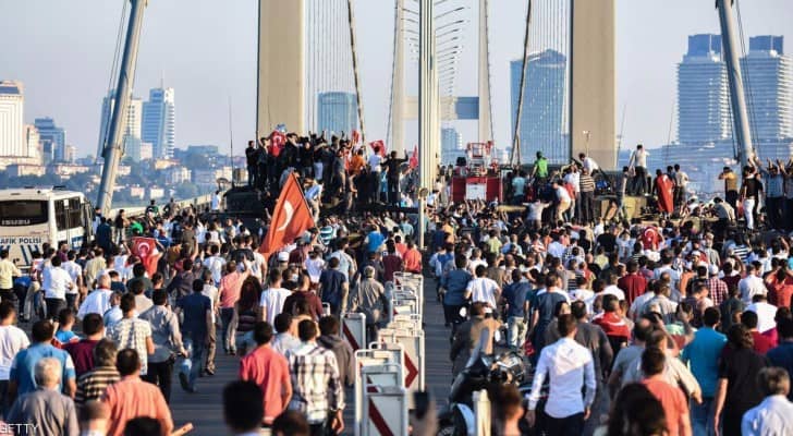 أتراك على جسر البوسفور بعد يوم من محاولة الانقلاب العسكري- أرشيفية