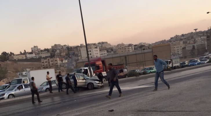 اصابة 5 أشخاص بحادث تصادم 10 مركبات