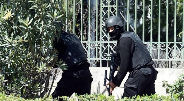  عناصر من الشرطة التونسية أثناء الهجوم على متحف باردو بالعاصمة التونسية