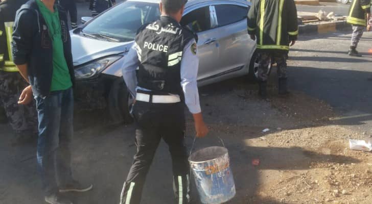 رجل السير يسكب التراب على زيت