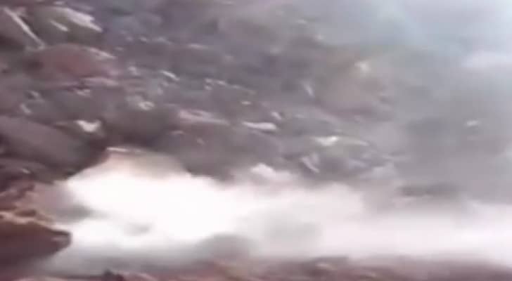 الدخان الابيض المنبعث من الارض في المفرق