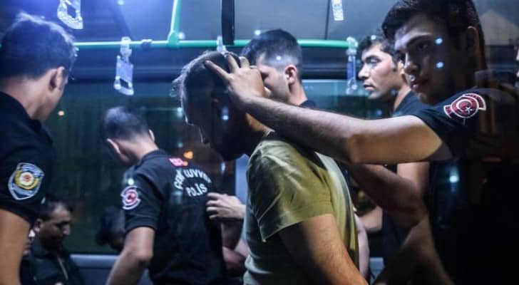 السلطات التركية تنفذ اعتقالات في إطار حملة ما بعد الانقلاب الفاشل