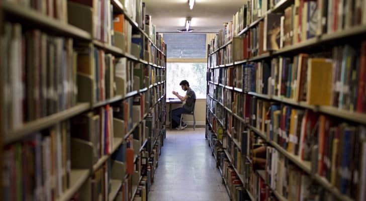 الإمارات تعيد للكتب قيمتها