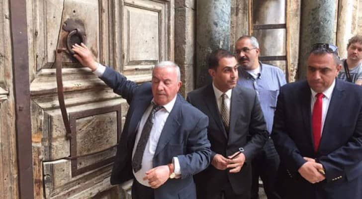 عائلتان مسلمتان تحرسان أقدس كنيسة مسيحية 