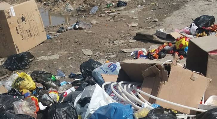 النفايات على طريق ابونصير المؤدي الى مخيم البقعة 