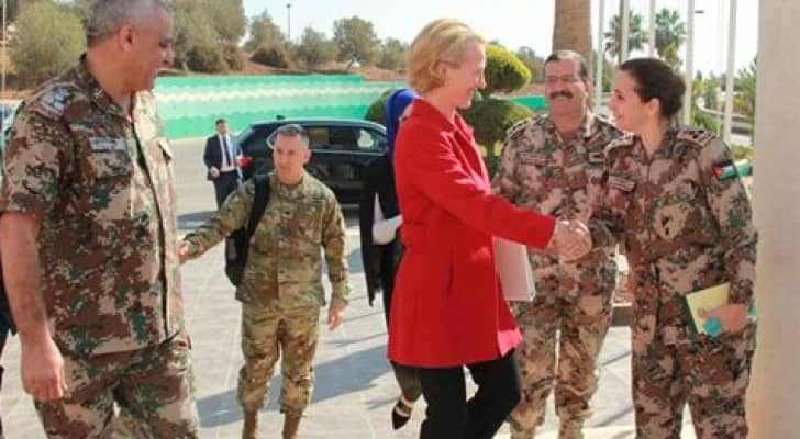 السفيرة الامريكية تزور كلية الدفاع الملكية الاردنية