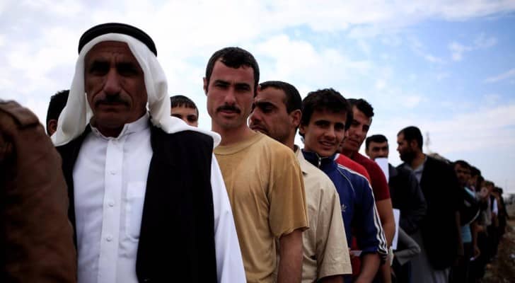 نازحون في منطقة خازر يصطفون للحصول على مساعدات
