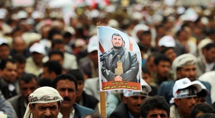 أنصار الحوثي يرفعون صورة زعيمهم خلال مظاهرة في العاصمة صنعاء - أرشيف.