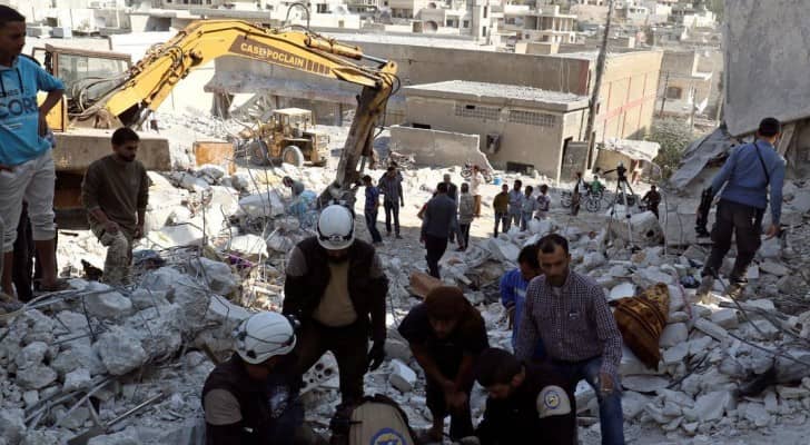 الدفاع المدني يبحث عن ناجين تحت أنقاض غارة جوية في إدلب في أكتوبر 2016