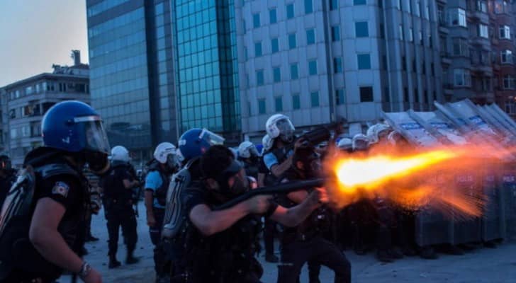 الشرطة التركية تطلق النار على متظاهرين في إسطنبول - أرشيف.
