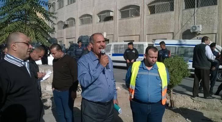 النقيب يتحدث خلال الاعتصام 