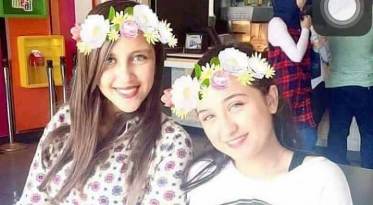صورة سابقة جمعت الفتاتين