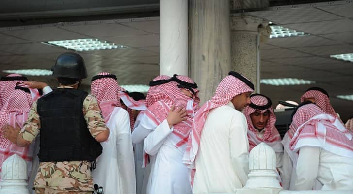 صورة لصلاة الجنازة في جامع الإمام تركي في الرياض (أرشيفية)