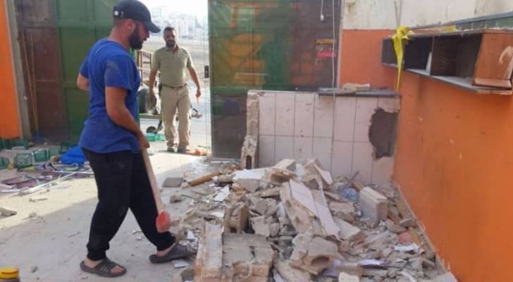 تاجرين مقدسيين يهدمان محليهما في حي بيت حنينا