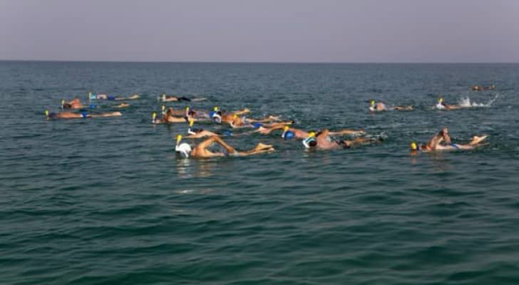 سباحون يعبرون البحر الميت من الأردن لإسرائيل 