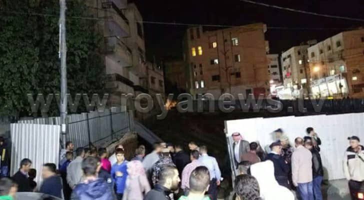 إخلاء بناية بعد انهيار أجزاء منها في منطقة نزال بالعاصمة عمان