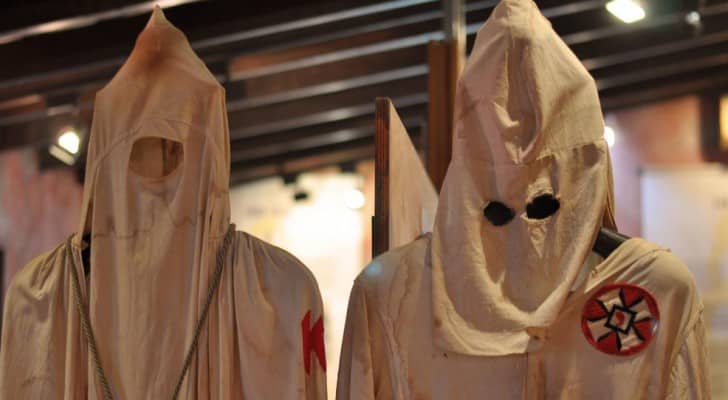 عناصر من جماعة "كو كلوكس كلانط التي تؤمن بالتفوق الأبيض ومعاداة السامية والعنصرية ومعاداة الكاثوليكية