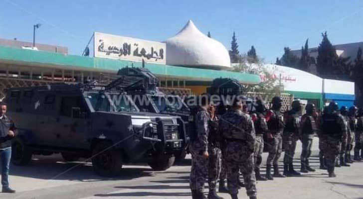 تواجد الأمن أمام بوابة الجامعة الأردنية 