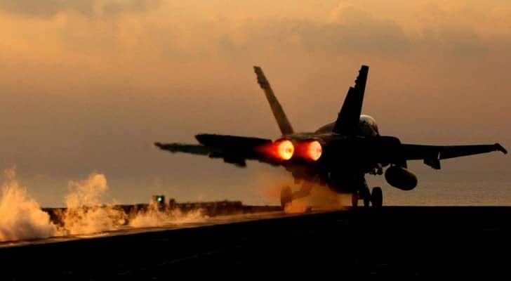المقاتلة f18 خلال اقلاعها