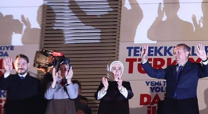 بيرات البيرق (أقصى اليسار) صهر أردوغان ووزير الطاقة