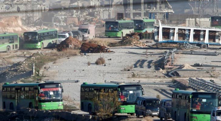 حافلات حكومية تقل مدنيين ومسلحين إلى خارج حلب