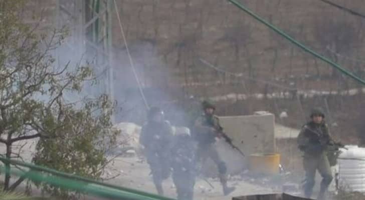 إصابة 18 فلسطينيا وجنديا اسرائيليا في مواجهات بيت أمر
