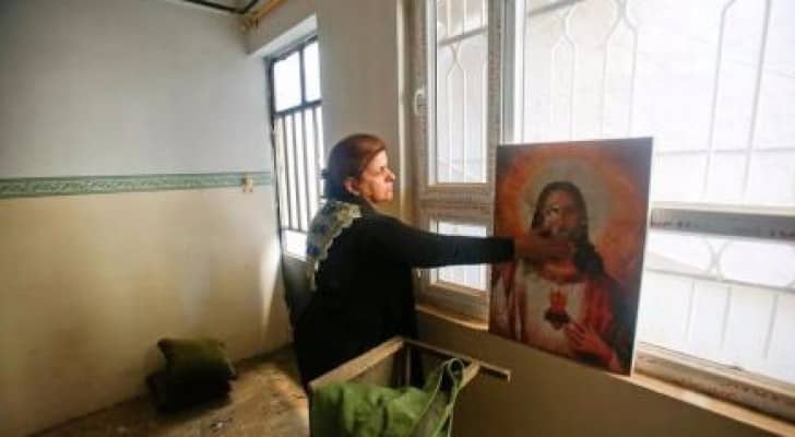 امرأة مسيحية في منزلها ببلدة برطلة شرق الموصل - رويترز