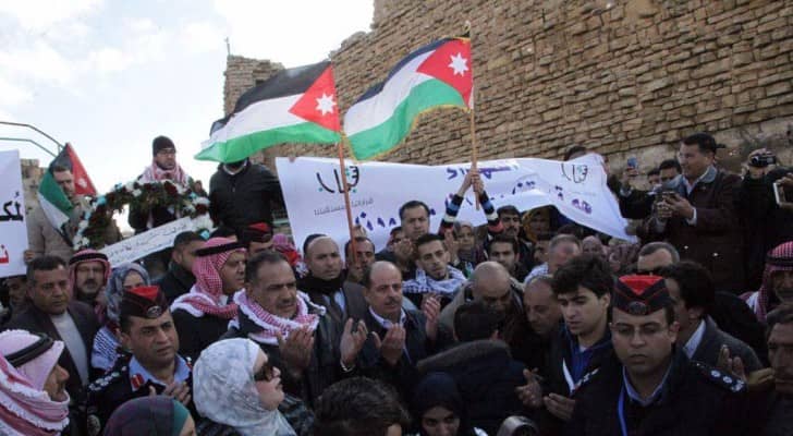 جانب من الوقفة الشعبية أمام قلعة الكرك 