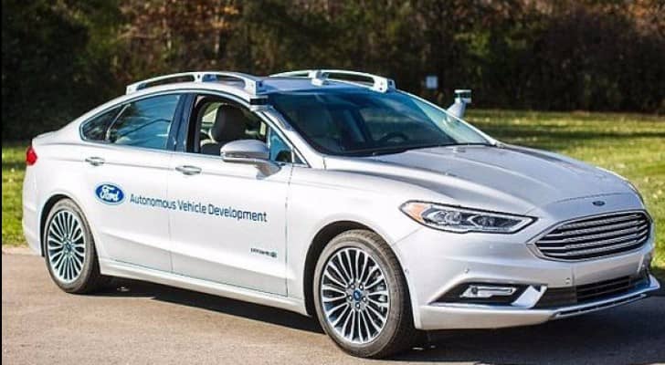 الطائرات بدون طيار سترافق السيارات ذاتية القيادة