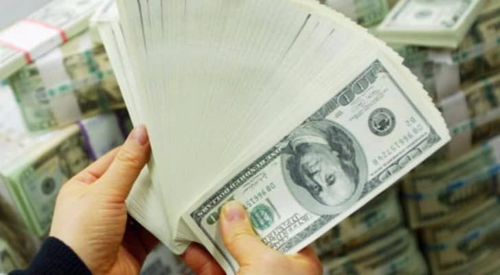 الدولار يواصل تعافيه بعد أجازة نهاية العام